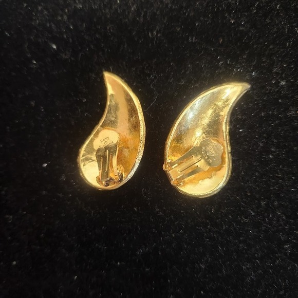 Kenneth Jay Lane Paisley Goldtone Filigree Vintage Clip on Earrings - Picture 8 of 9